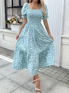 Detailansicht eines hellblauen Blumen-Midikleides mit Puffärmeln und Karree-Ausschnitt