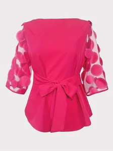 Top magenta con mangas de malla floral 3D y detalle de lazo ajustable en la cintura