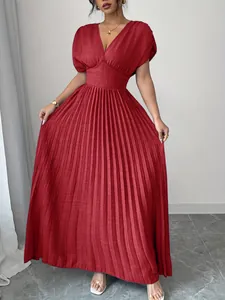 Vestido maxi plisado elegante de color rojo oscuro con cuello en V y manga corta para mujer