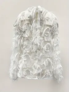Detailansicht der aufwendigen weißen Fransenstruktur auf diesem eleganten Damenhemd.