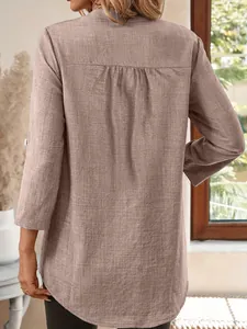Vue arrière détaillée d'une blouse en lin vintage mauve montrant le design de l'empiècement plissé