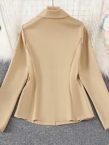 Rückansicht eines eleganten khakifarbenen Strick-Blazers für Damen mit Revers
