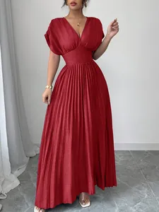 Elegante vestido largo plisado rojo vino con manga corta y un favorecedor escote en V
