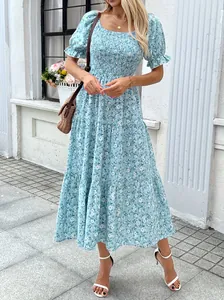 Hellblaues Blumenkleid mit eckigem Ausschnitt, gesmokter Taille und Stufenrock-Details
