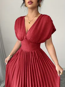 Elegante vestido largo rojo plisado con escote en V y cintura ajustada para uso diario.