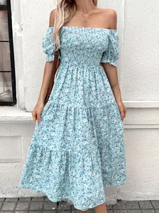 Detail des gesmokten Oberteils und der Puffärmel eines hellblauen Blumen-Midikleids