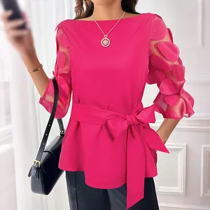 Elegante blusa magenta para mujer con mangas de pétalos 3D y cinturón con lazo en la cintura.