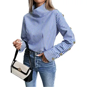 Chemise rayée bleu et blanc à manches longues avec col montant et détails boutonnés