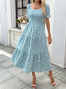 Hellblaues Blumen-Midikleid mit eckigem Ausschnitt, Smok-Mieder und Stufenrock.