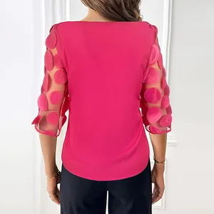 Elegante top rosa fucsia para mujer con mangas de tul y exclusivos pétalos florales en 3D.