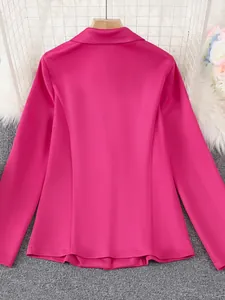 Rückansicht eines eleganten, pinkfarbenen Strickblazers für Damen mit taillierter Form