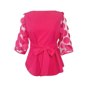 Elegante blusa fucsia con mangas de malla floral en 3D y cintura con lazo ajustable