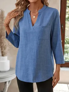 Chemise décontractée bleue à col en V, manches retroussées et poche poitrine pour femmes