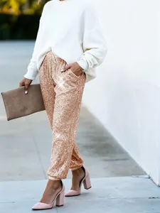 Vista dettagliata dei pantaloni jogger con paillettes oro rosa alla moda per un look chic femminile