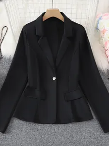Detailansicht eines eleganten schwarzen Strickblazers mit Perlmuttknopf und Taschen