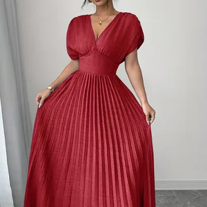 Elegante vestido largo rojo con cuello en V y mangas cortas con diseño plisado