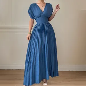 Elegante vestido maxi plisado de manga corta en azul para el desplazamiento diario.