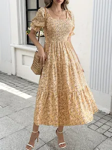 Florales Midi-Stufenkleid mit eckigem Ausschnitt, gesmoktem Oberteil und Puffärmeln.