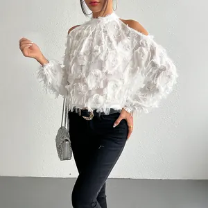 Elegantes weißes Halterneck-Oberteil mit 3D-Fransenbesatz und modischen langen Ärmeln.