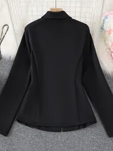 Detaillierte Rückansicht eines minimalistischen schwarzen Damen-Blazers mit tailliertem Schnitt
