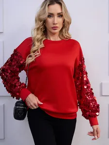 Felpa natalizia rossa festiva con eleganti maniche di paillettes e vestibilità comoda.