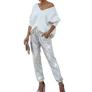 Pantaloni jogger da donna con paillettes argento scintillanti e vita elastica con coulisse.