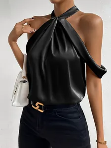 Vue détaillée du haut dos nu en satin noir avec un élégant design de col drapé.