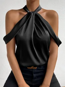 Détail d'un haut licou en satin noir sans manches avec plis élégants et texture soyeuse