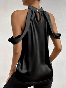 Vue arrière détaillée d'un élégant haut licou en satin noir avec découpe aux épaules