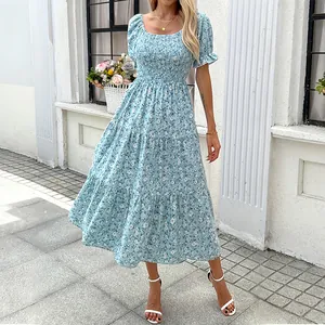 Abito midi floreale azzurro con scollo quadrato, maniche a sbuffo e vita a punto smock