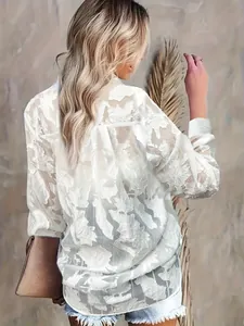 Détail arrière d'une chemise en maille blanche avec motif jacquard fleuri dévoré