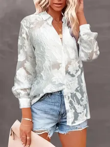 Élégante chemise blanche en maille à manches longues avec texture jacquard florale
