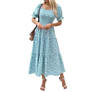 Elegante abito midi floreale azzurro con scollo a quadrato e maniche a sbuffo