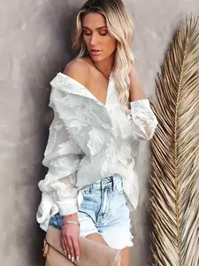 Vue détaillée de l'élégante chemise blanche en tulle avec texture jacquard et boutons