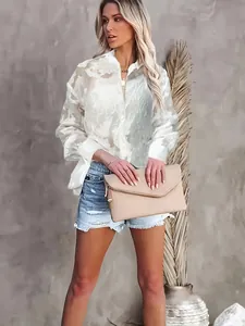 Élégante chemise blanche transparente à manches longues avec jacquard sur mannequin