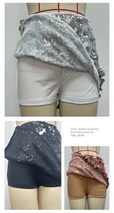 Detail von glitzernden Pailletten-Miniröcken mit integrierten Sicherheitsshorts für Partys