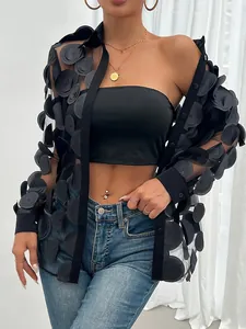 Vue détaillée d'une chemise en tulle noir avec fleurs 3D et haut bandeau noir chic