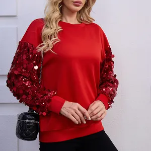Felpa rossa festiva con maniche ricoperte di paillettes per gli outfit di Natale