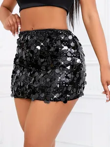Detailaufnahme des schwarzen Pailletten-Minirocks mit großen glitzernden Scheiben