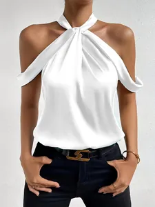 Gros plan d'un haut licou en satin blanc avec un design drapé à épaules dénudées