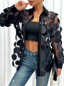 Ensemble chemise en maille noire avec fleurs 3D et haut court intérieur assorti.