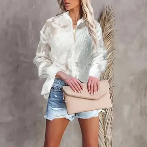 Chemisier en tulle blanc élégant avec jacquard floral et boutons pour femme, été et plage