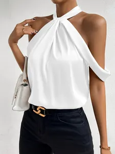 Détail d'un chemisier dos nu en satin blanc présentant un drapé très élégant
