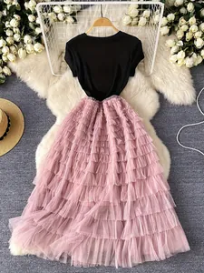 Dettaglio abito patchwork stile francese con gonna in tulle rosa a strati multipli