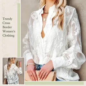 Élégante blouse blanche en mesh à manches longues avec jacquard fleuri et boutons