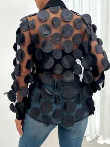 Vue détaillée du dos d'une chemise en maille noire avec appliques de fleurs 3D