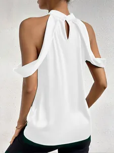 Vue arrière détaillée d'une blouse en satin blanc à licou avec un design d'épaules nues