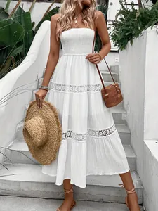 Robe longue bustier blanche à smocks avec empiècements en dentelle pour la plage