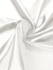 Gros plan sur la texture du tissu satiné blanc montrant un lustre soyeux et des plis