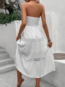 Vue arrière détaillée d'une robe midi blanche sans bretelles en dentelle pour les vacances